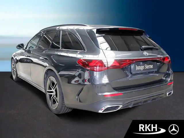 Mercedes-Benz E-Class view 4