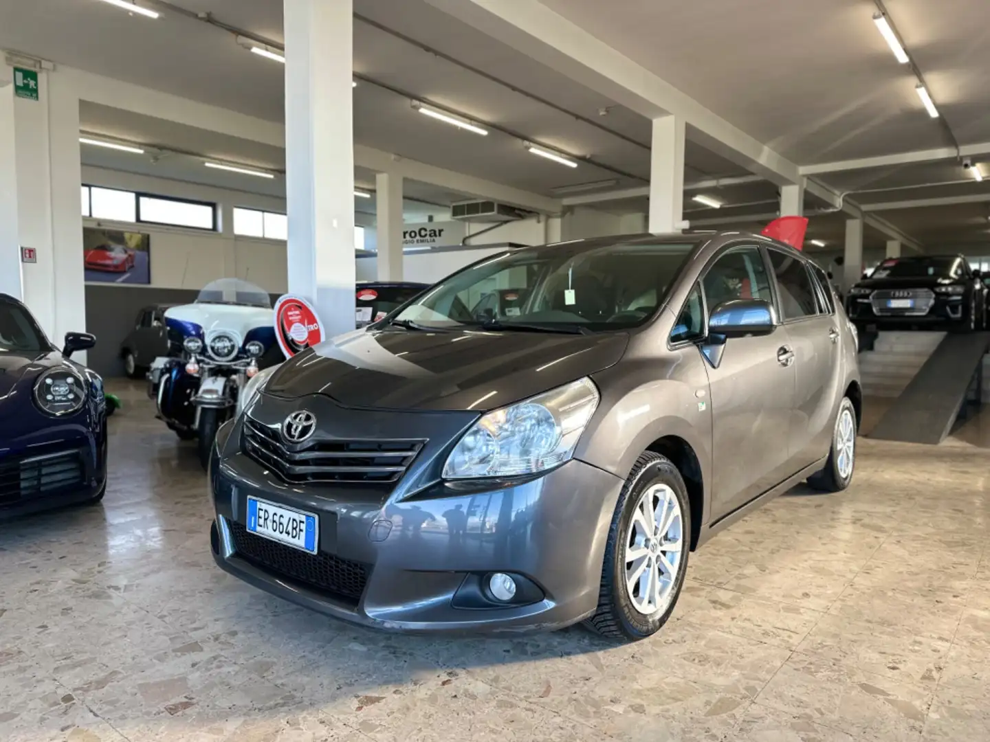 Toyota Verso 2.0 D Style 7 Gris - 1