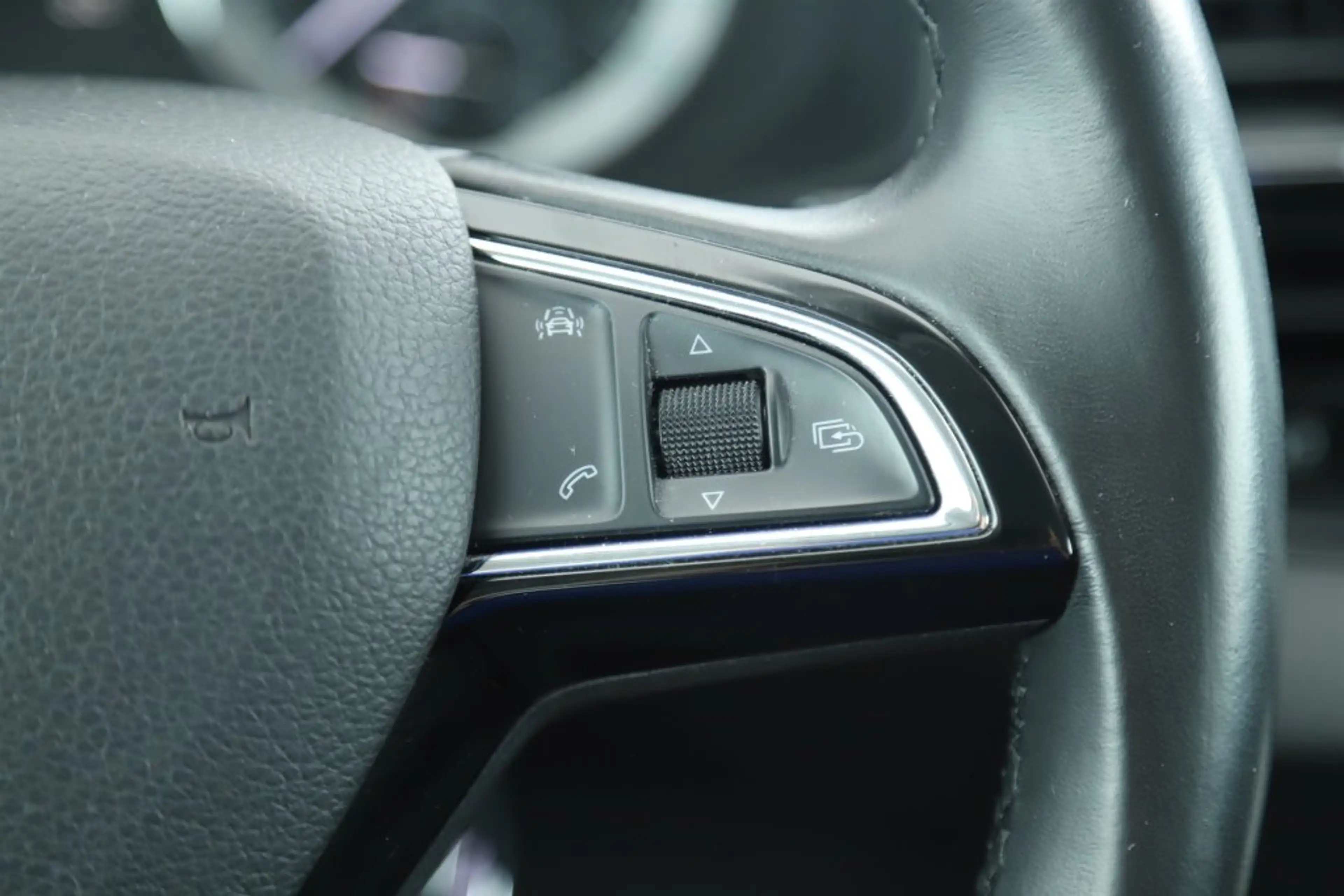 Skoda Karoq 1,0 Style XENON KEYLESS ACC KAMERA TELEFON AHV — photo 20