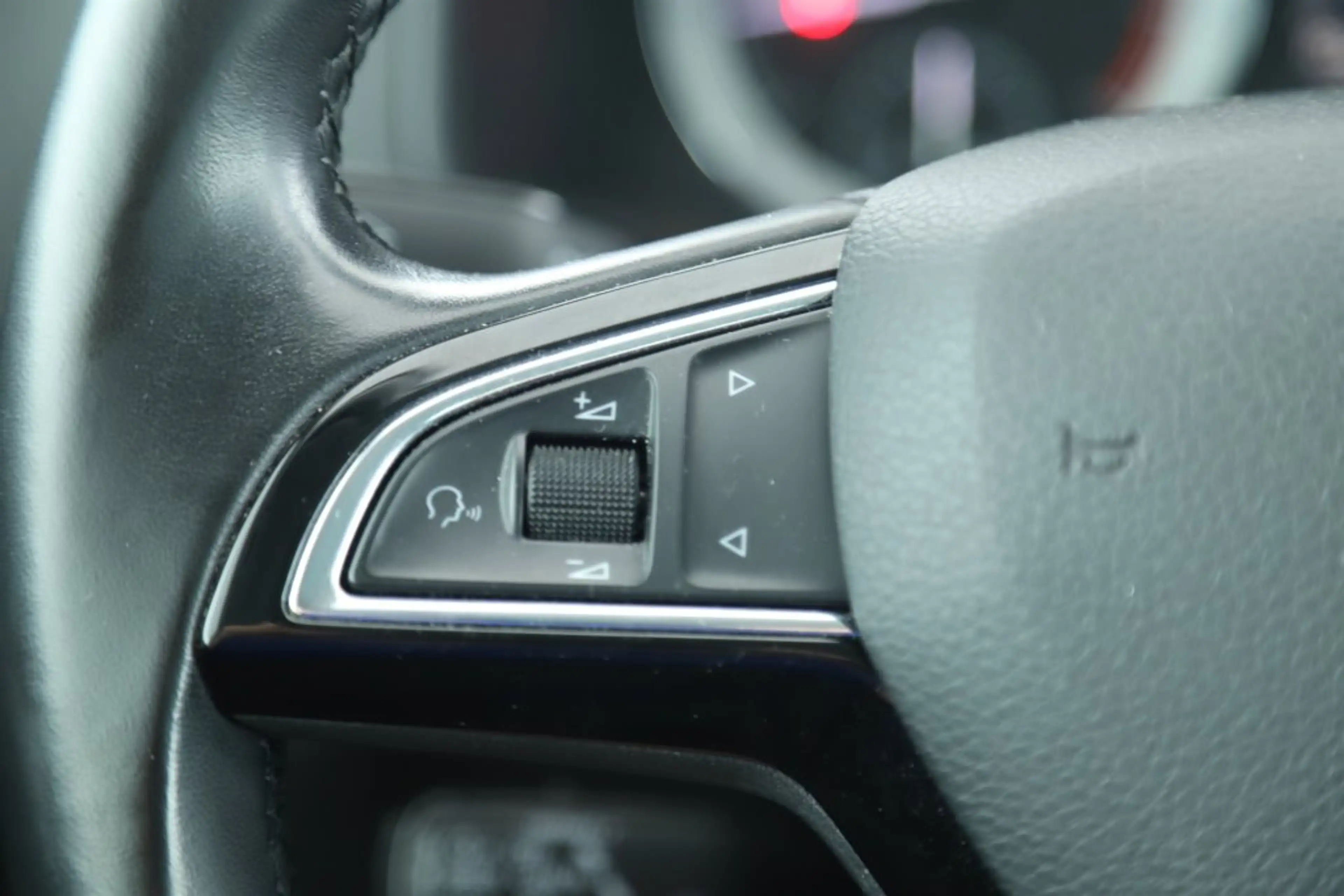 Skoda Karoq 1,0 Style XENON KEYLESS ACC KAMERA TELEFON AHV — photo 19