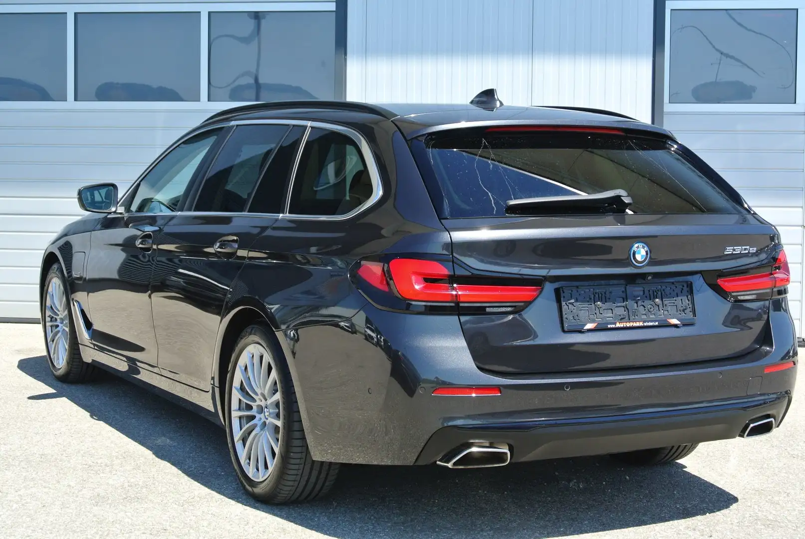 BMW 530 e Touring Aut. ** LEDER * GLASDACH * LED * KAMERA Grau - 2