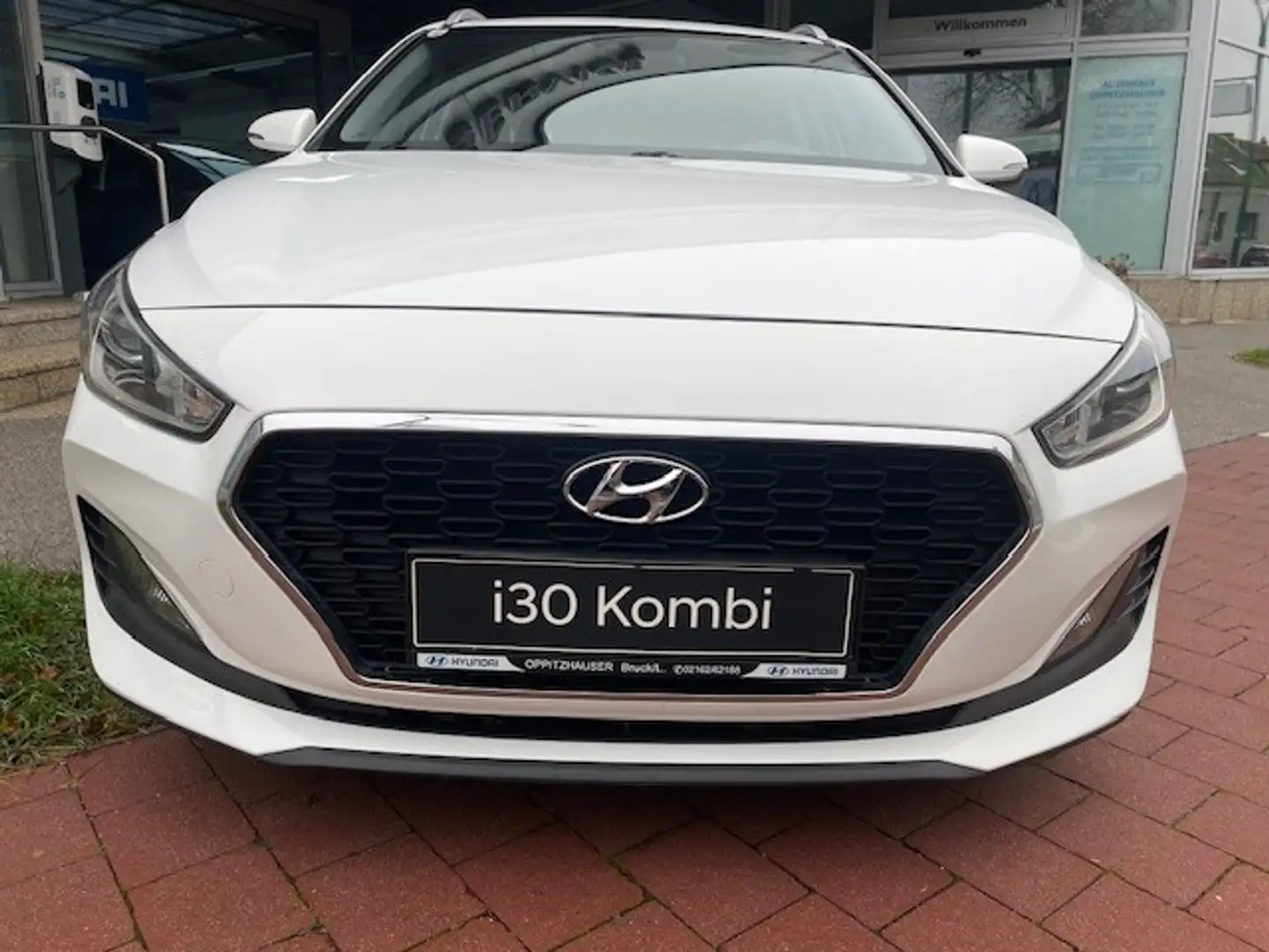 Hyundai i30 CW 1,4 MPI Click Weiß - 2