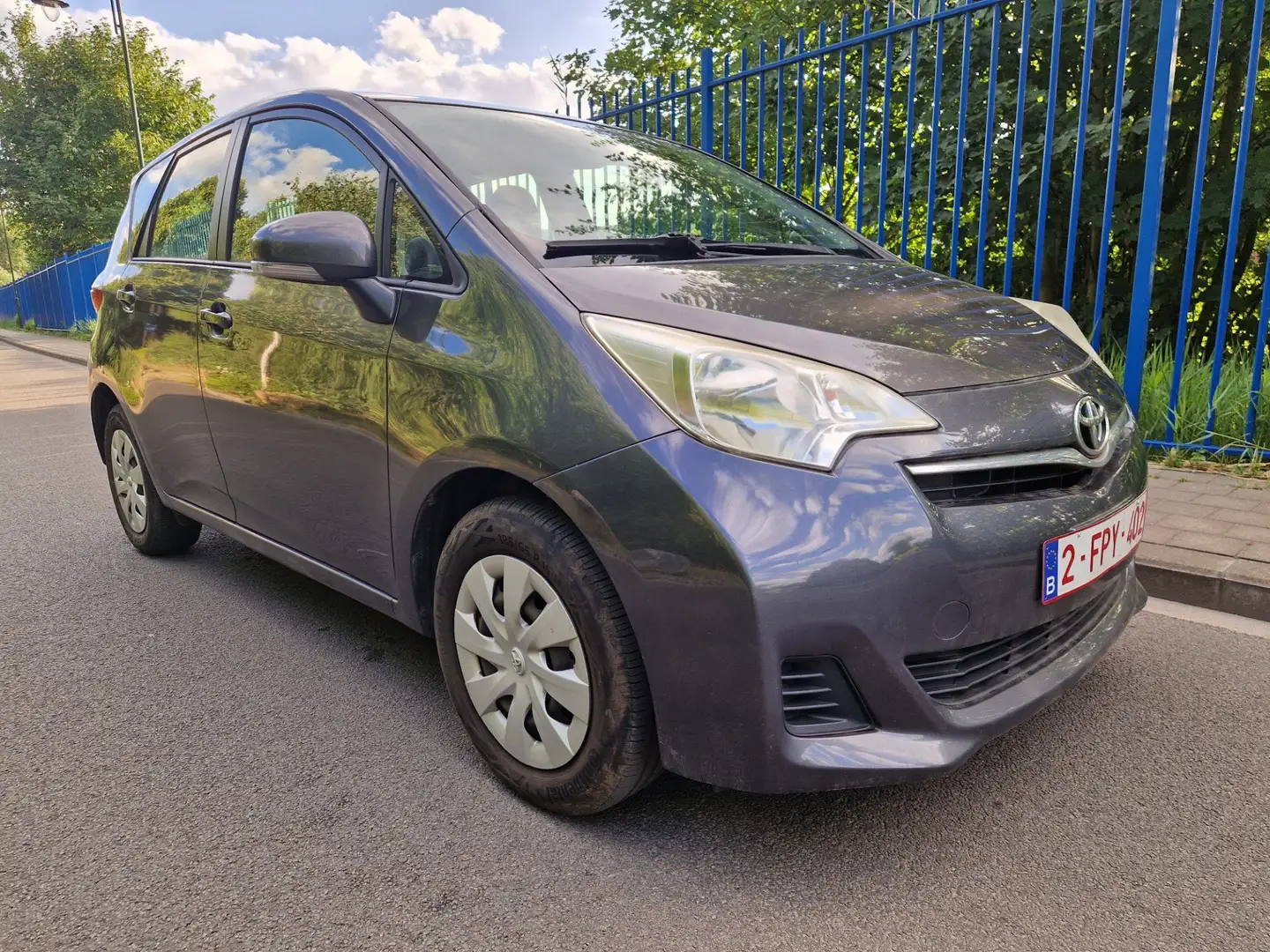 Toyota Verso-S Verso S 1.33 VVT-i Life CLIM Grau - 1