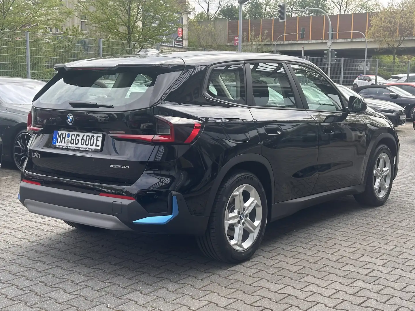 BMW iX1 xDrive30 //LiveCockpitProf HeadUp Komfortzugang Schwarz - 2