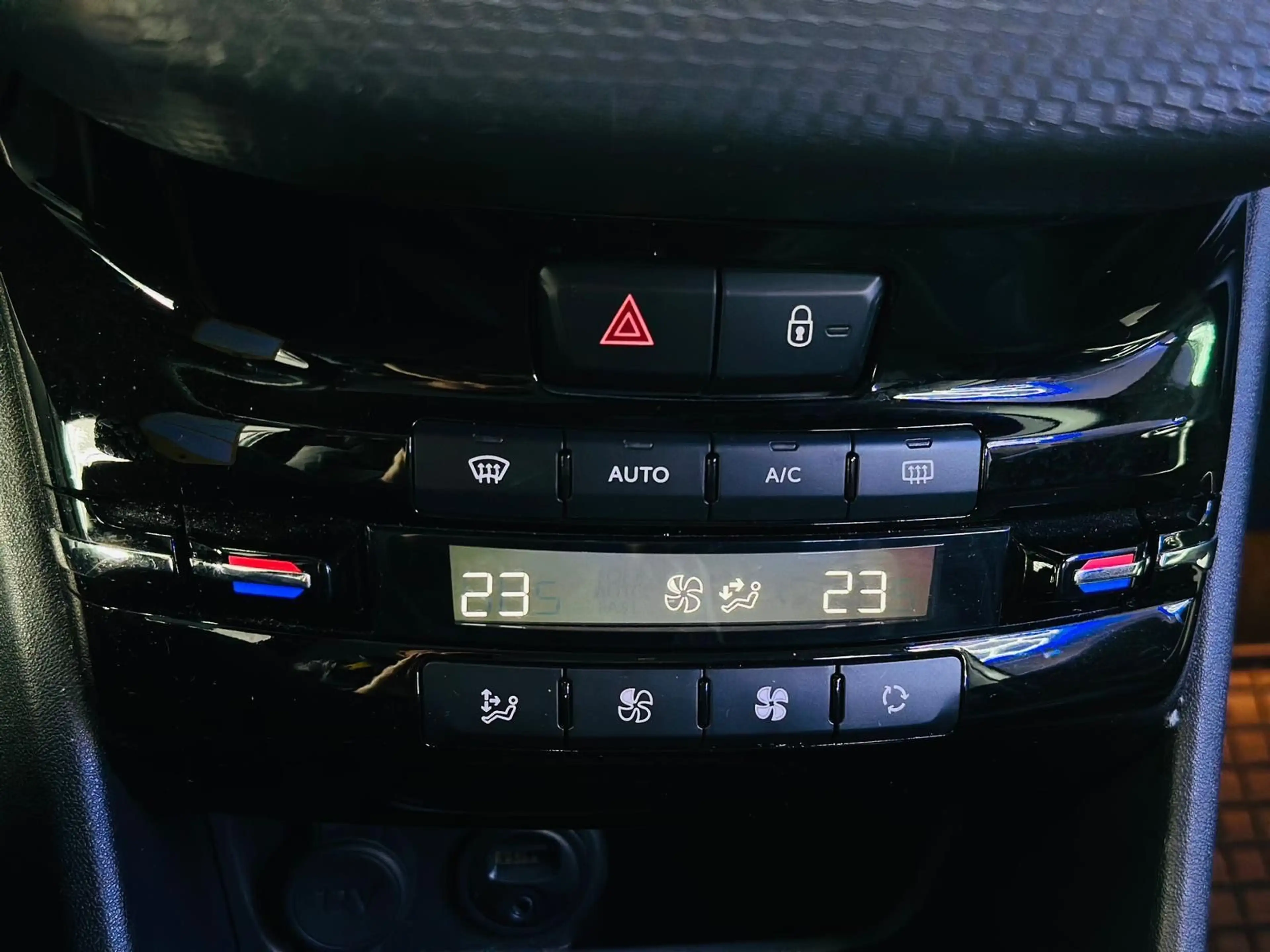 Peugeot 2008 Allure/AHK/T-Leder/Klima — photo 9