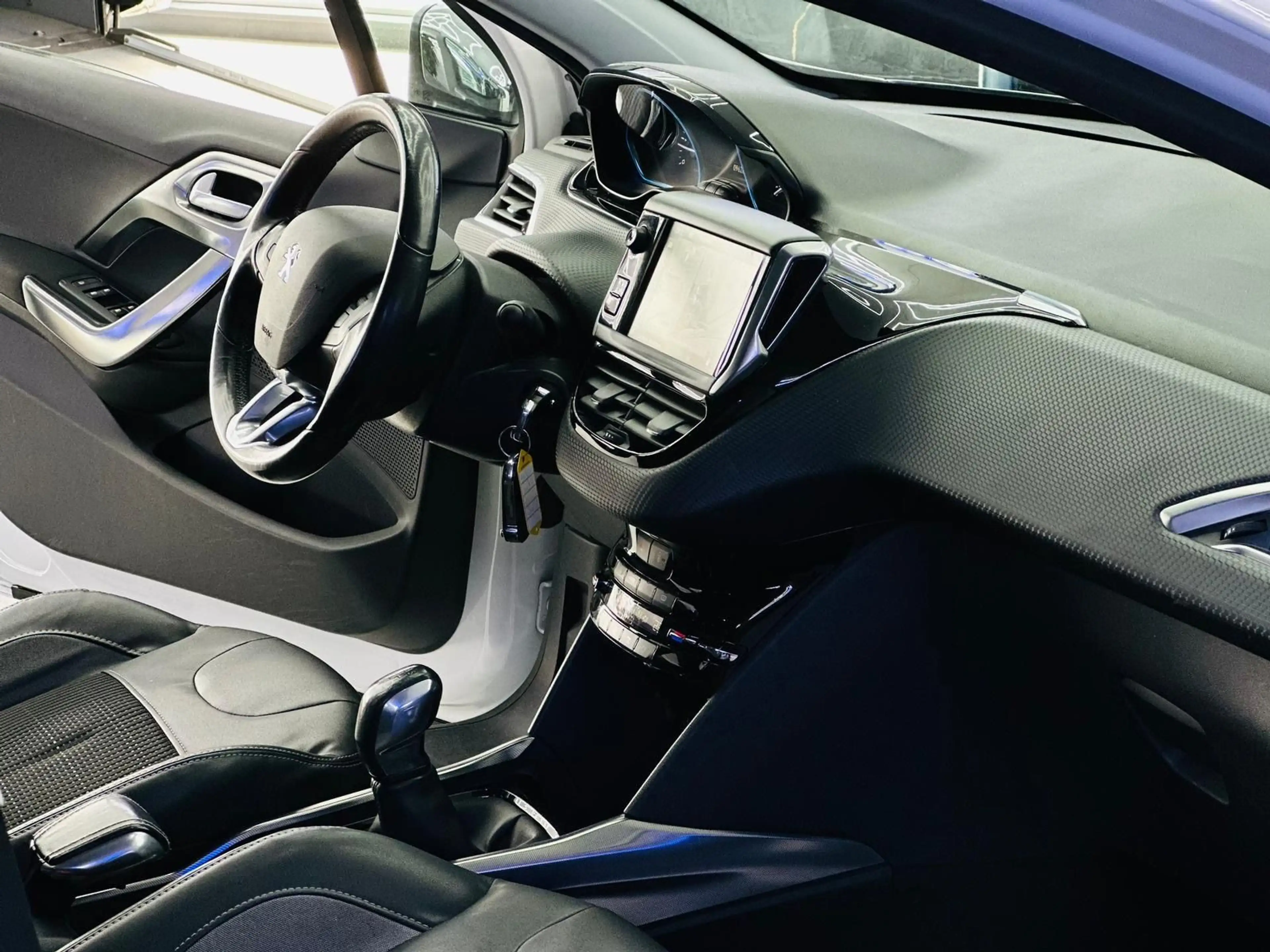 Peugeot 2008 Allure/AHK/T-Leder/Klima — photo 8