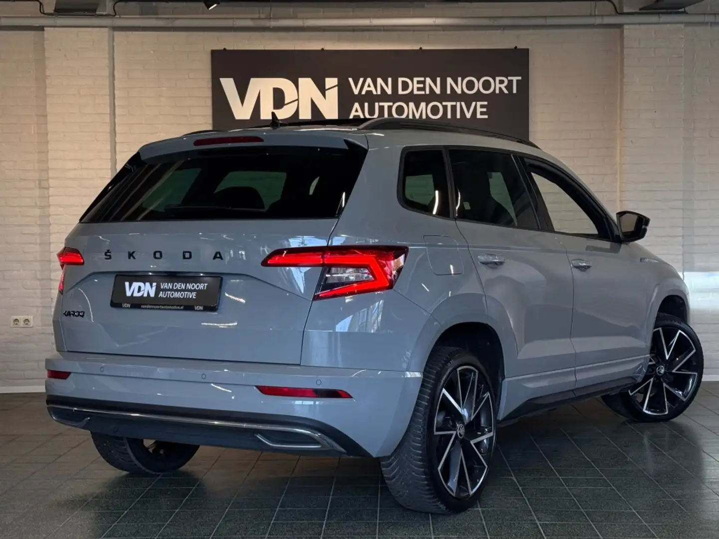 Skoda Karoq 1.5 TSI Sportline Business DSG Pano Virtual ACC St Grijs - 2