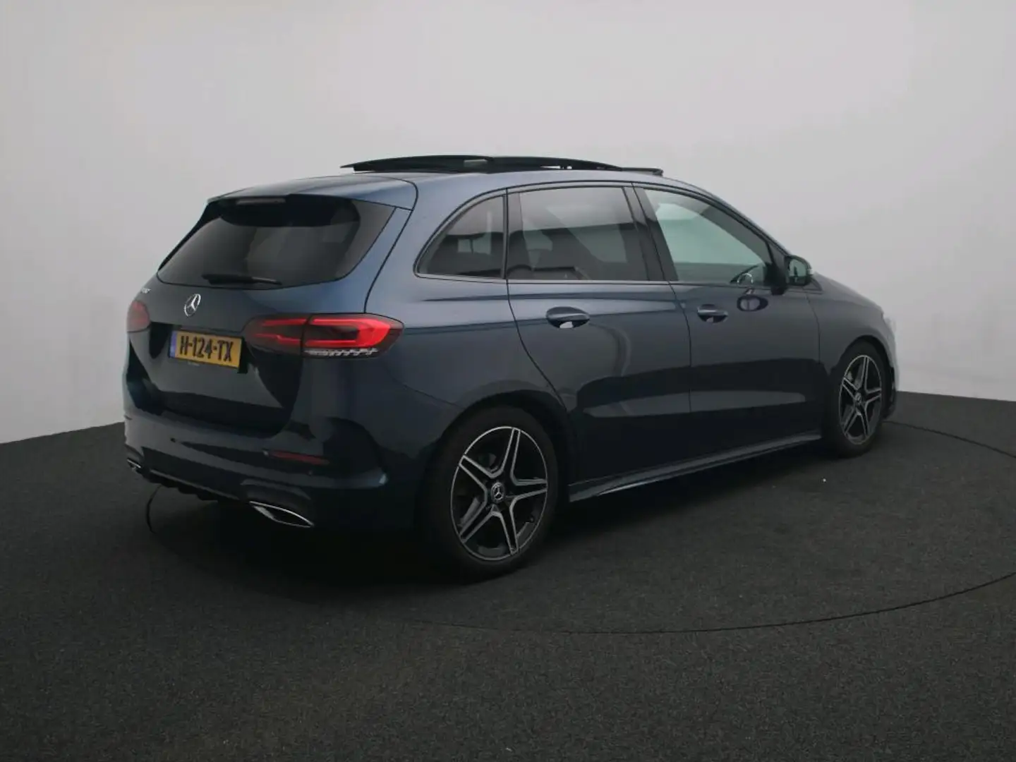 Mercedes-Benz B 180 AMG Nightpakket | Panoramadak | Parkeerpakket met Bleu - 2