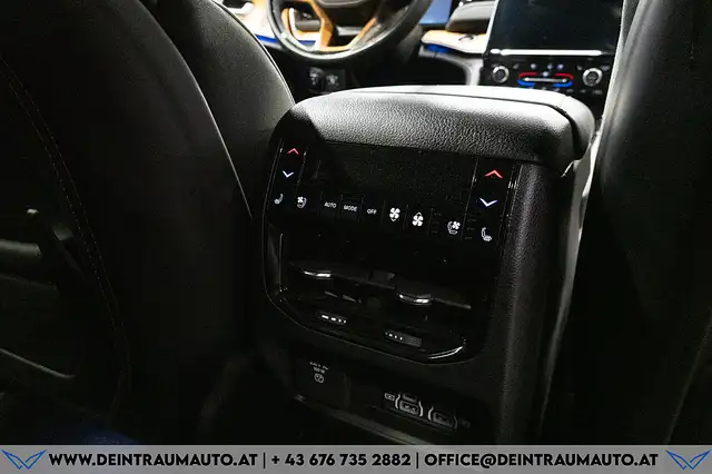 Jeep Grand Cherokee view 14