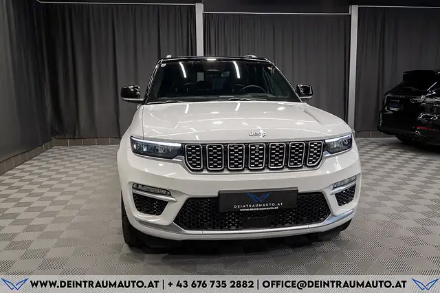 Jeep Grand Cherokee view 3