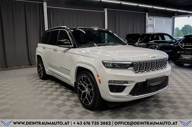 Jeep Grand Cherokee view 4