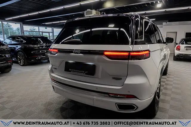 Jeep Grand Cherokee view 9