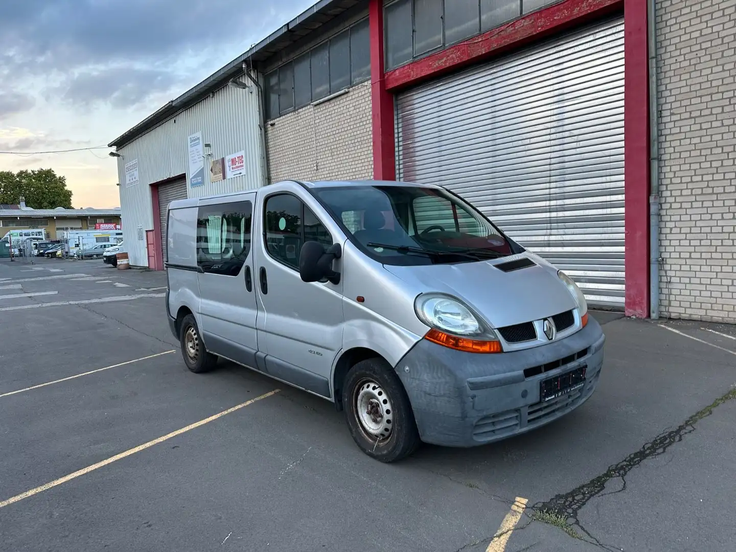 Renault Trafic 1.9dCi Combi L1H1 teilverglast mit TÜV Grau - 1