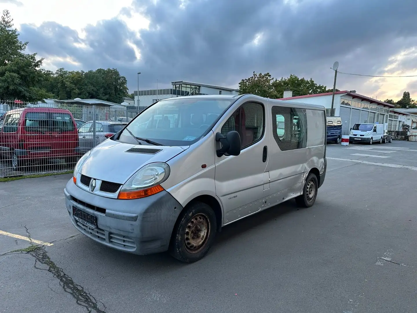 Renault Trafic 1.9dCi Combi L1H1 teilverglast mit TÜV Grau - 2