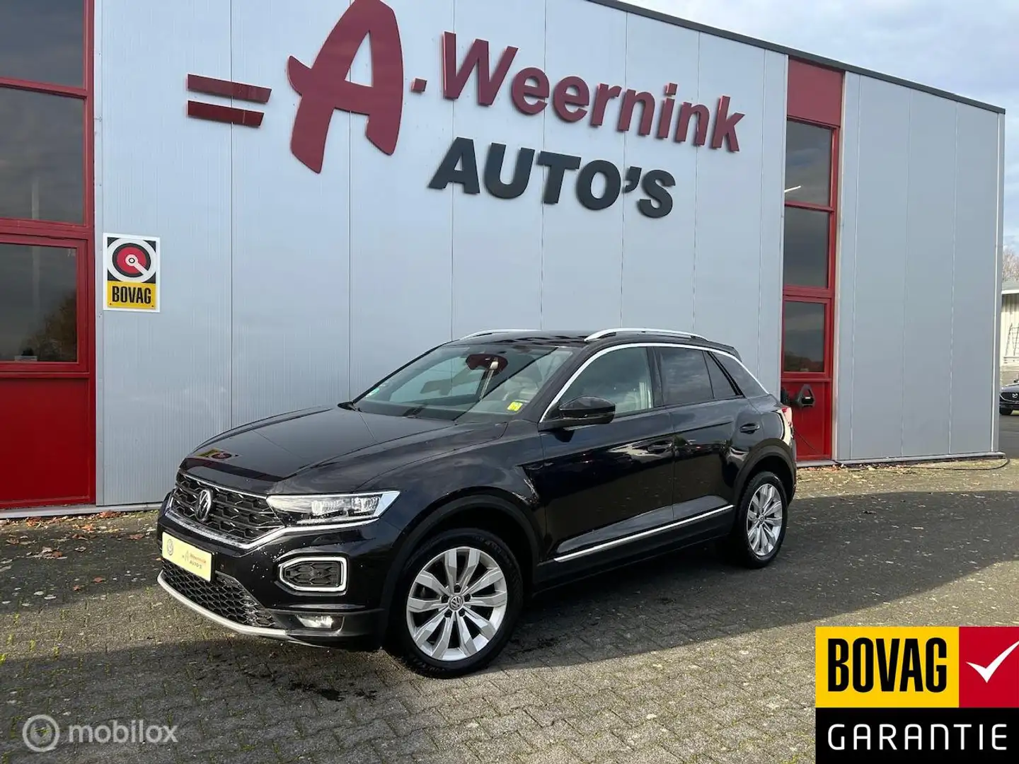 Volkswagen T-Roc 1.5 TSI Sport Business IQ drive Zwart - 1