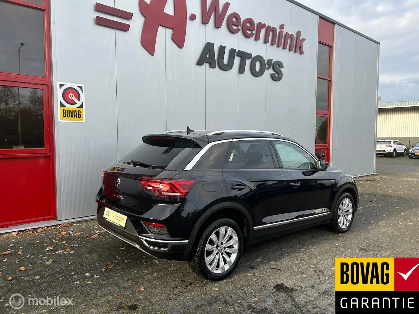 Volkswagen T-Roc 1.5 TSI Sport Business IQ drive Zwart - 2