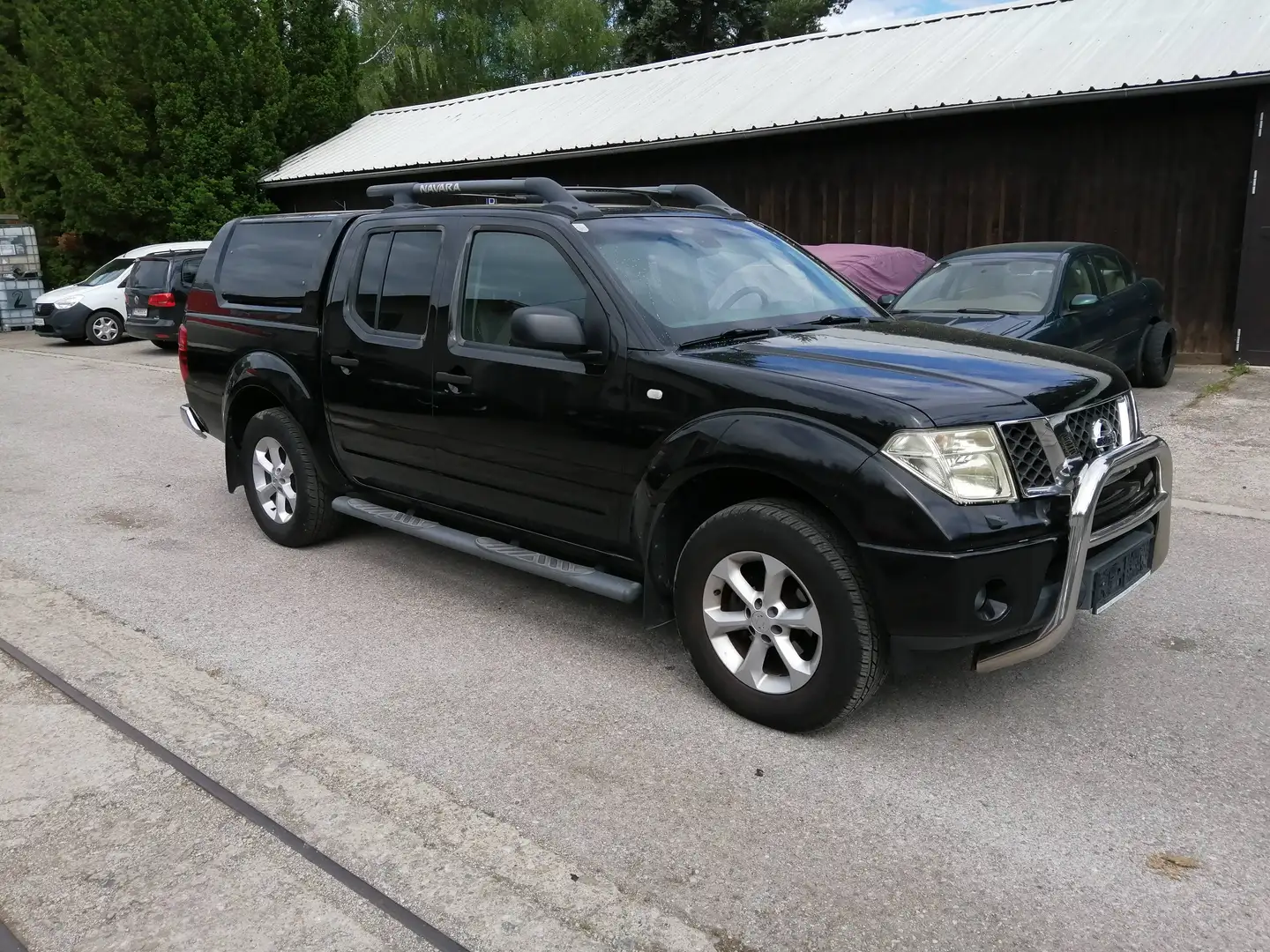 Nissan Navara Double Cab Navara 2,5 4x4 Aut. King Cab Schwarz - 2