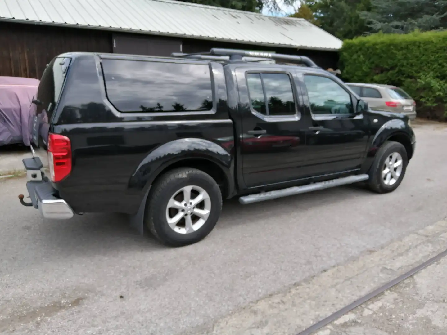 Nissan Navara Double Cab Navara 2,5 4x4 Aut. King Cab Schwarz - 1