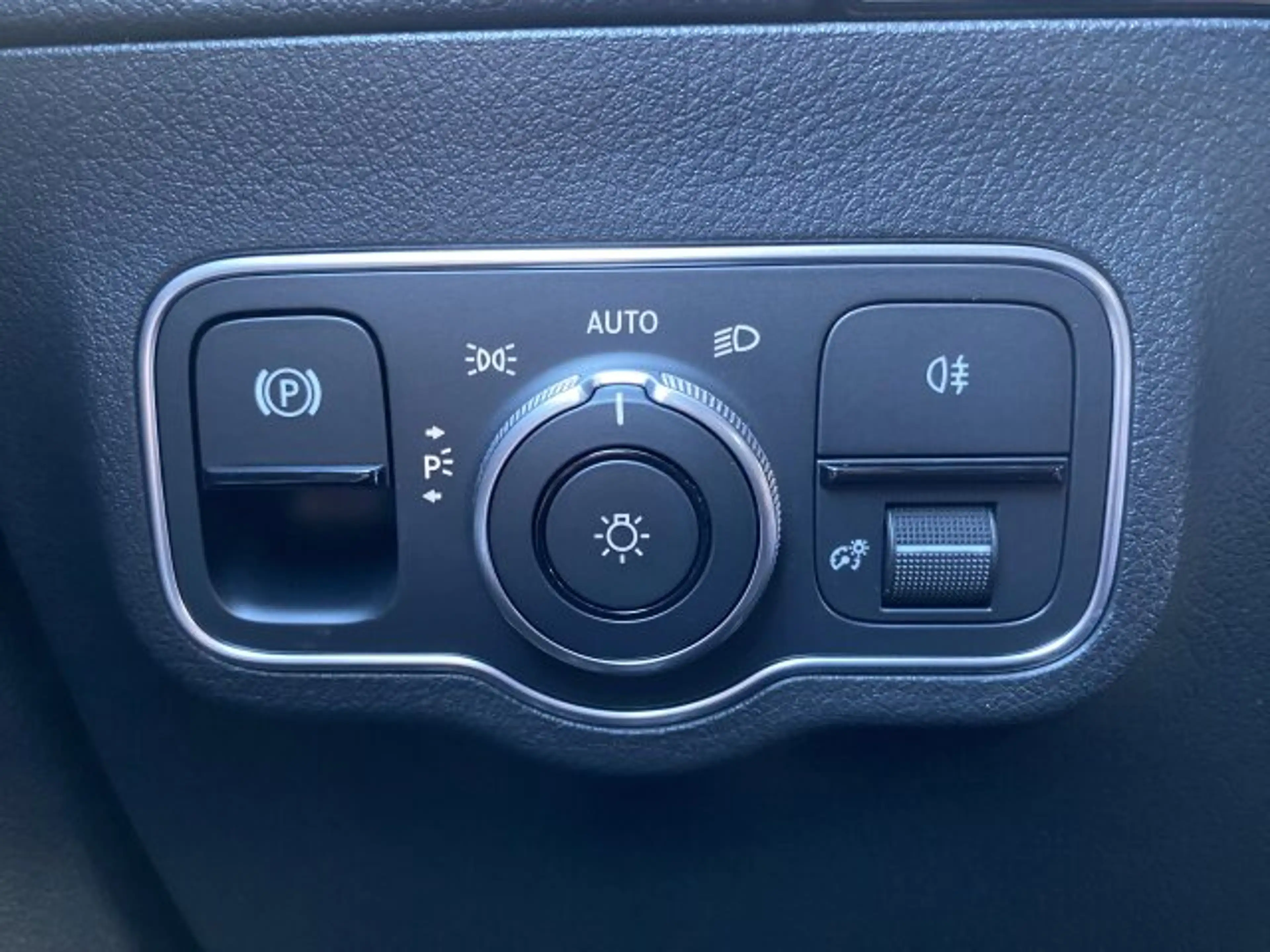 Mercedes-Benz GLA 200 GLA 200 AMG Multibeam Distronic 360° Memory ... — photo 14