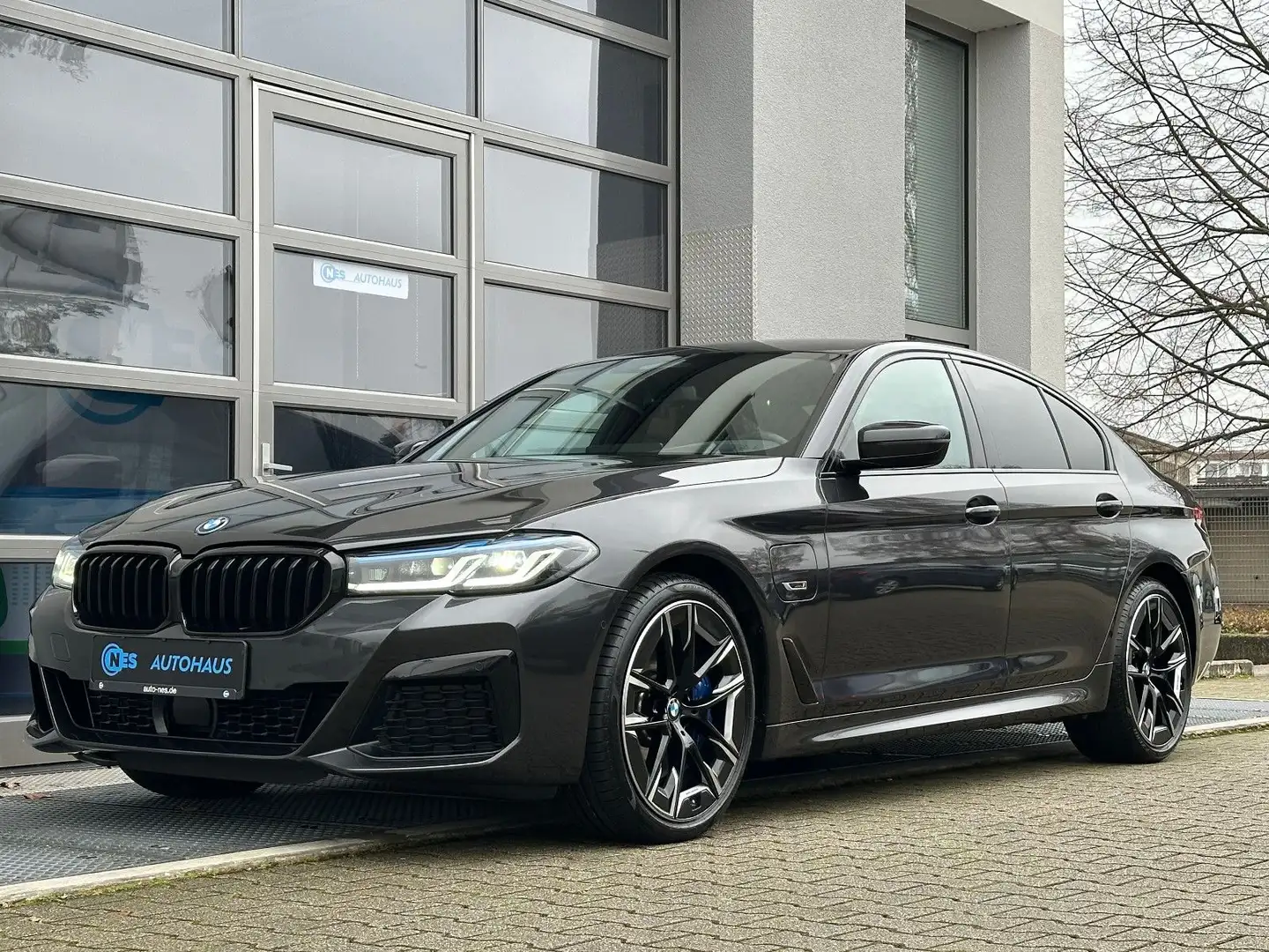 BMW 545 e xD M SPORT PRO*HARMAN*LASER*KAM*KEY*HUD*20' Gris - 1