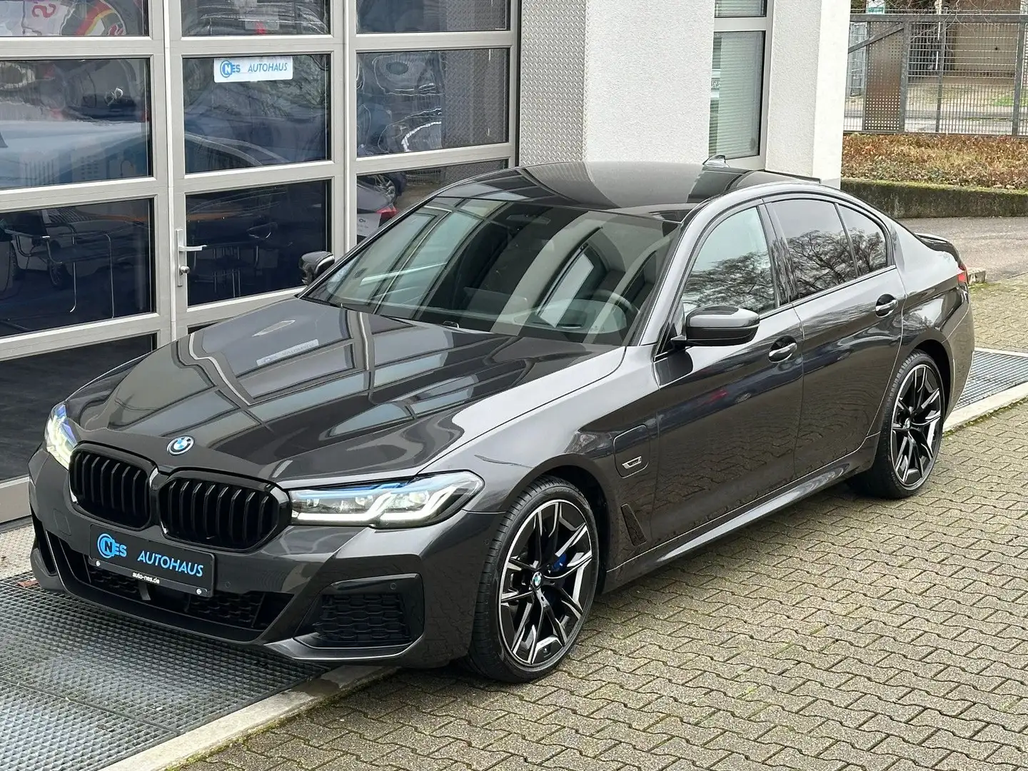 BMW 545 e xD M SPORT PRO*HARMAN*LASER*KAM*KEY*HUD*20' Gris - 2