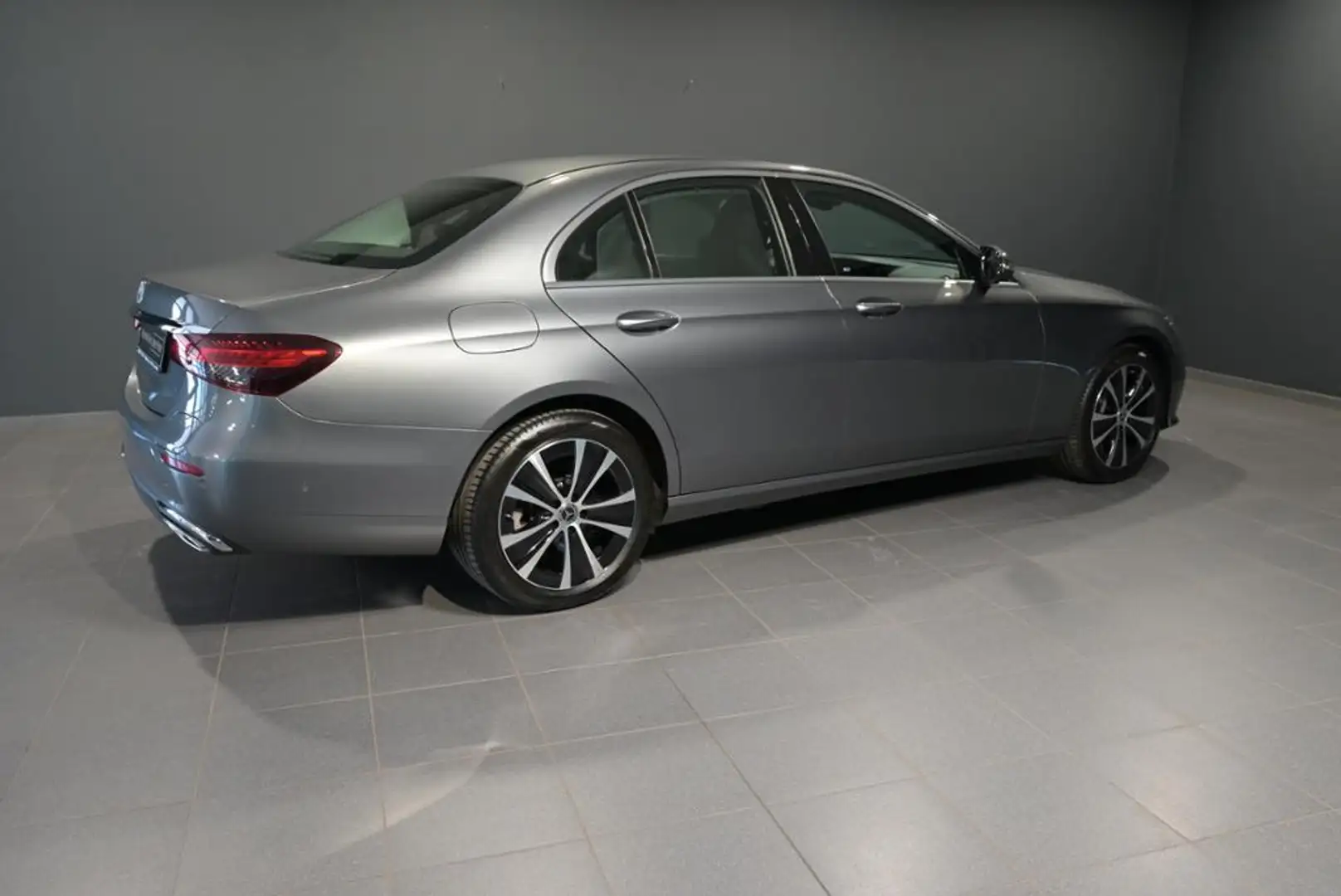 Mercedes-Benz E 300 e  AVANTGARDE/STZKL/LEDER/PTS/URBAN/MBUX Grigio - 2