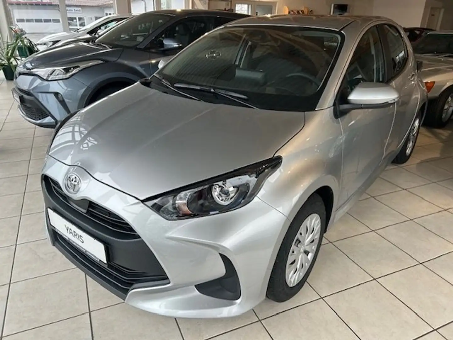 Toyota Yaris 1.0 Comfort 5türer, Klima, Kamera, ZV, FH, WKR Silber - 1
