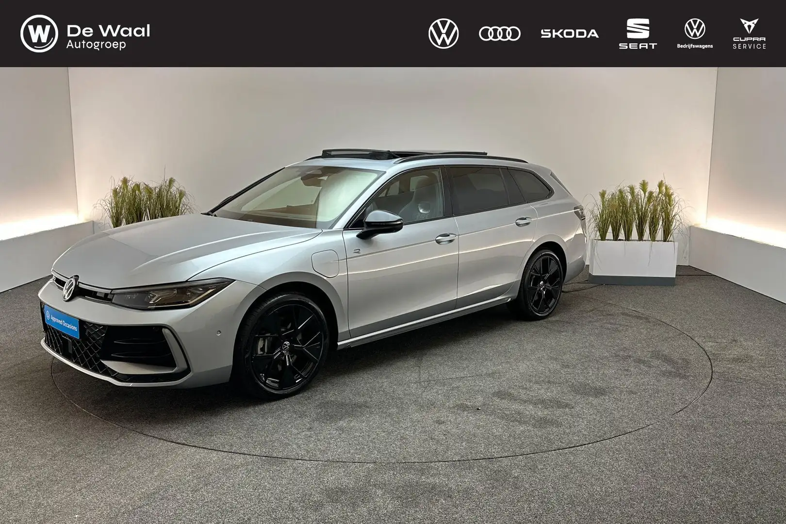 Volkswagen Passat Variant 1.5 272pk DSG eHybrid R-Line Edition | Panoramadak Zilver - 1