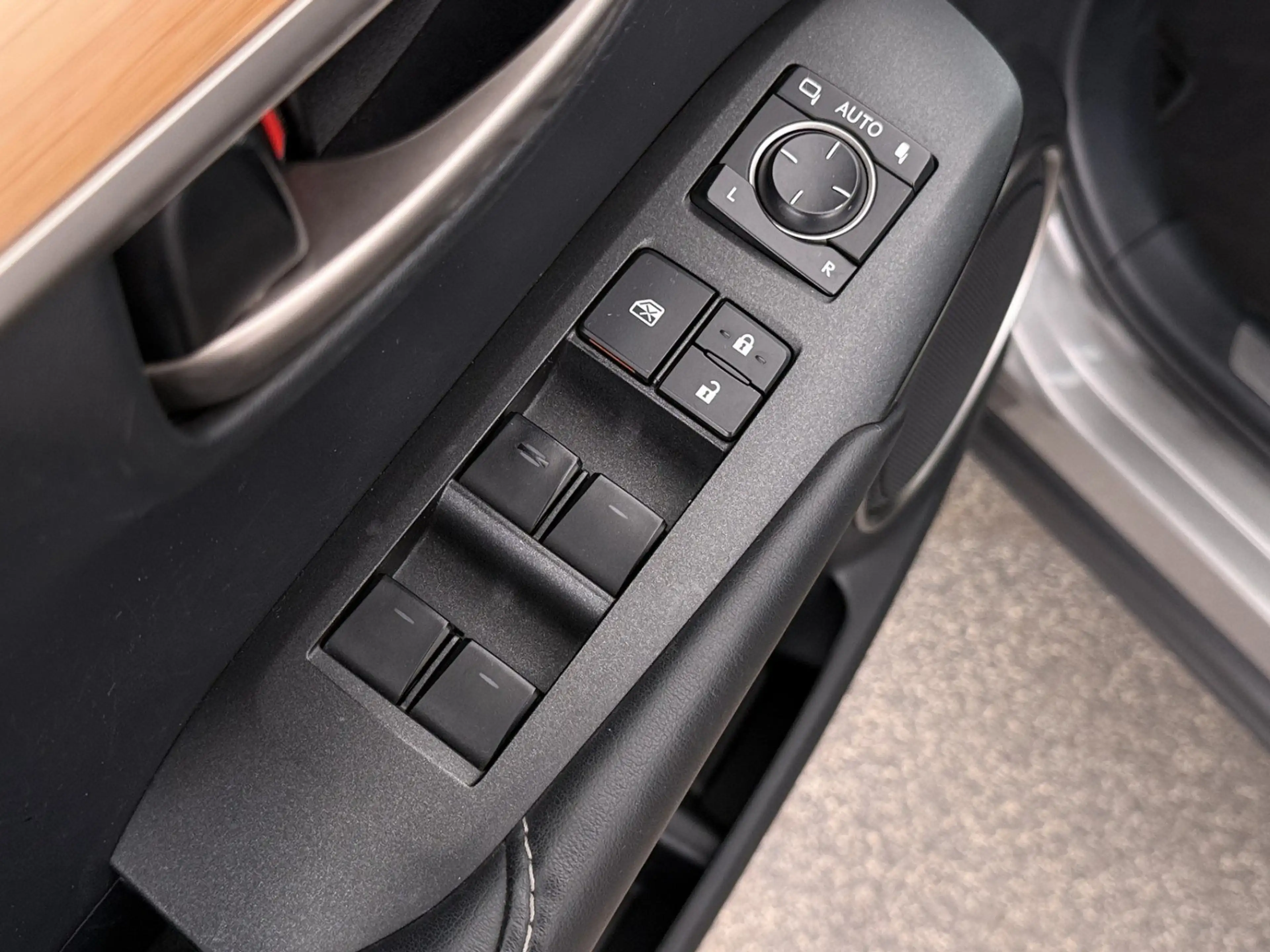 Lexus NX 300h Luxury Line AWD Aut LED SKY RADAR LEDER — photo 22