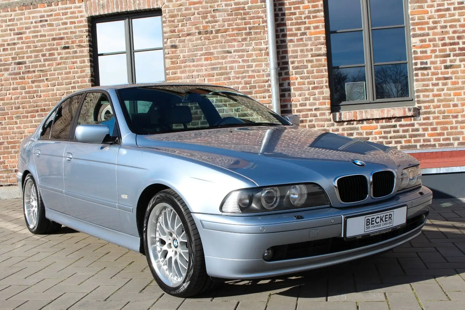 BMW 520 i A Lifestyle*TOP*M Fahrwerk*Garagenfzg* Plateado - 1