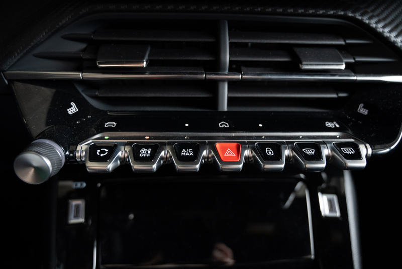 Peugeot 2008 ALLURE HYBRID 145 e-DSC6 — photo 9
