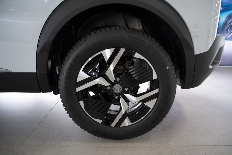 Peugeot 2008 ALLURE HYBRID 145 e-DSC6 — photo 15