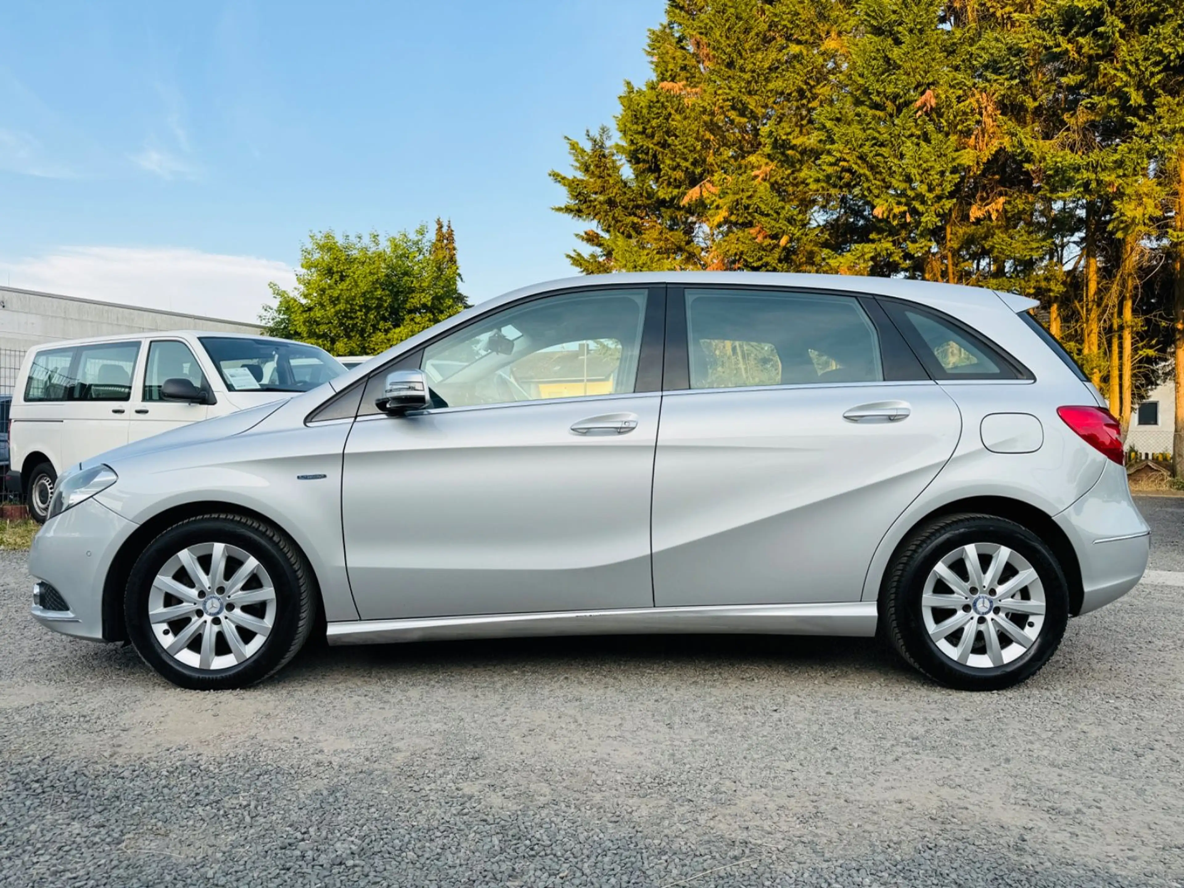 Mercedes-Benz B 180 Automatik/Navi/SHZ/LM — photo 2