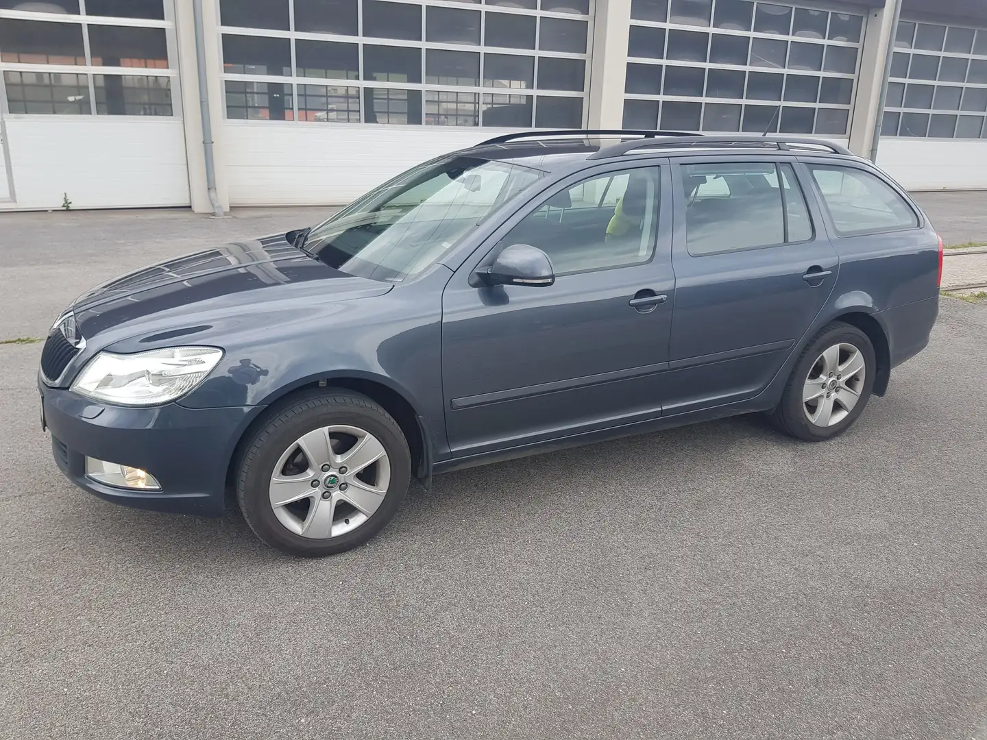 Skoda Octavia Combi Ambition 1,6 TDI CR DPF 4x4 Grau - 1