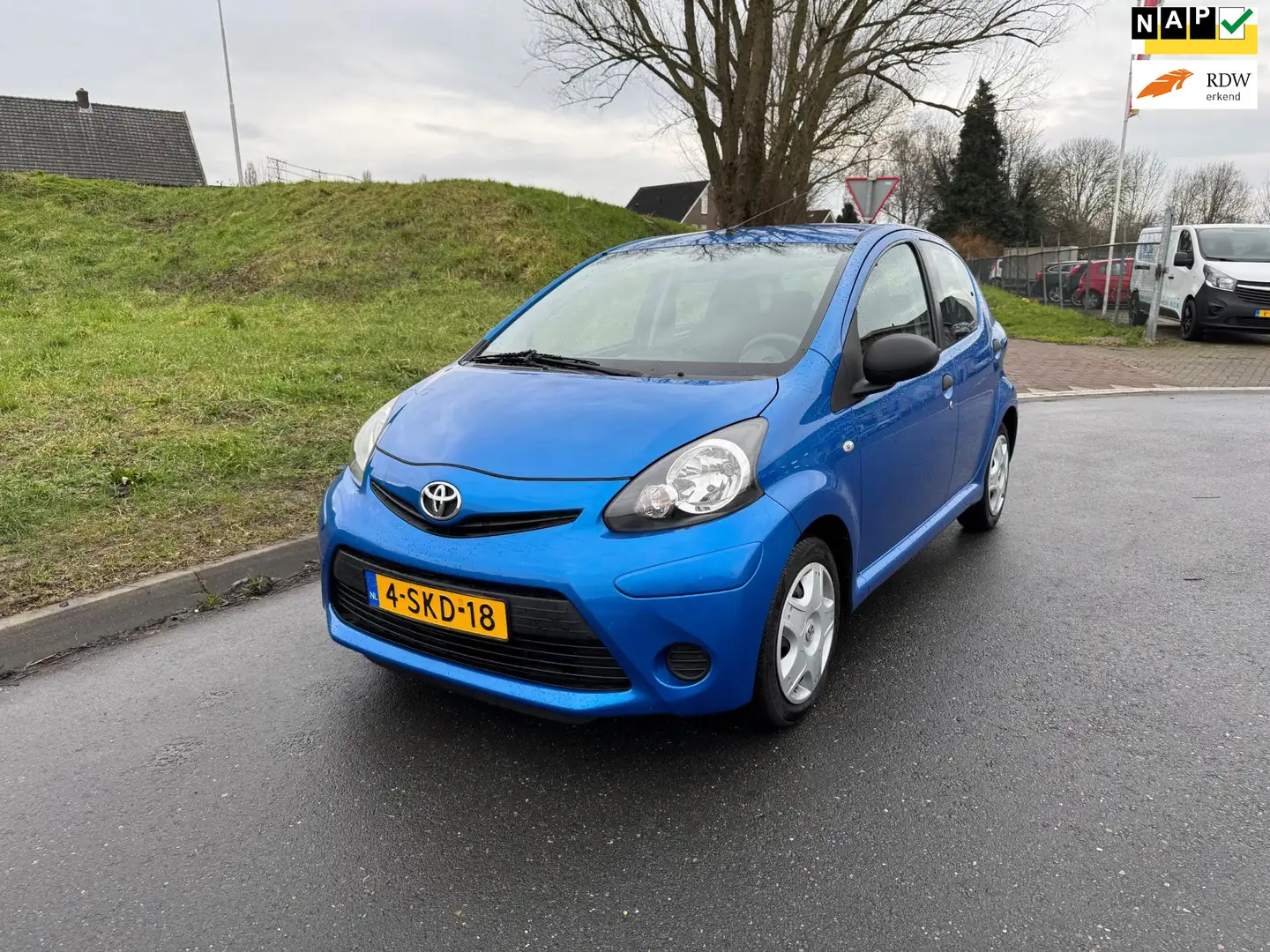 Toyota Aygo 1.0 VVT-i Now 5 Drs Airco Elek Pakket Bleu - 1