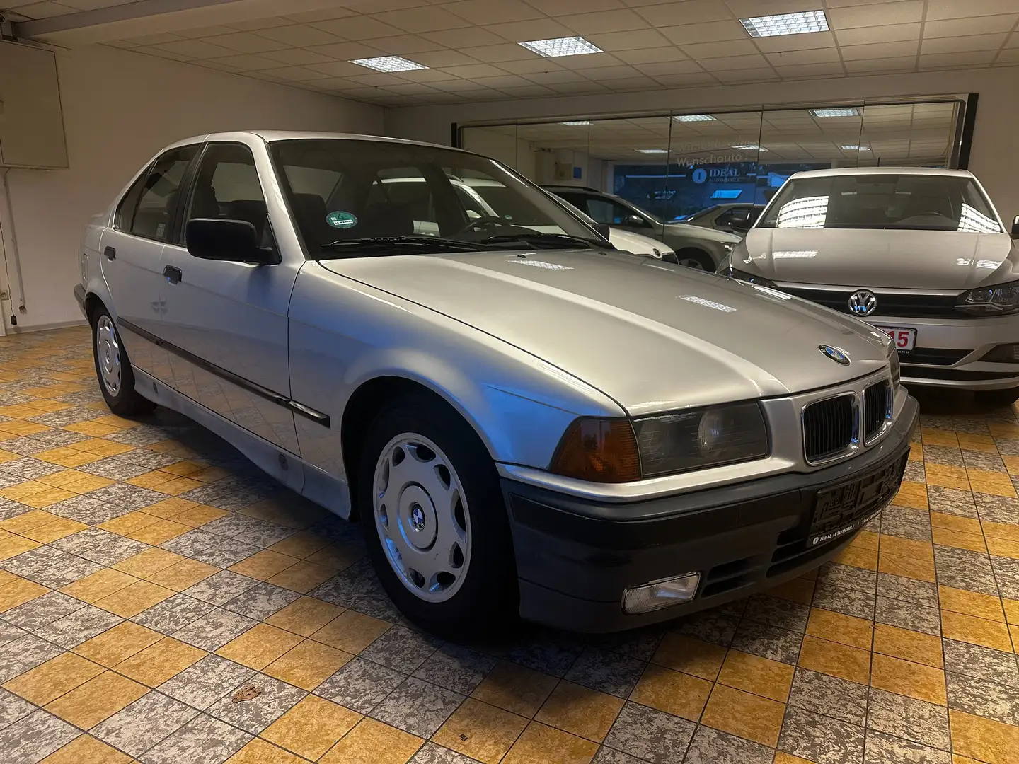 BMW 320 320i*Aut*TÜV neu*Viele Neuteile*Originalzustand Zilver - 1