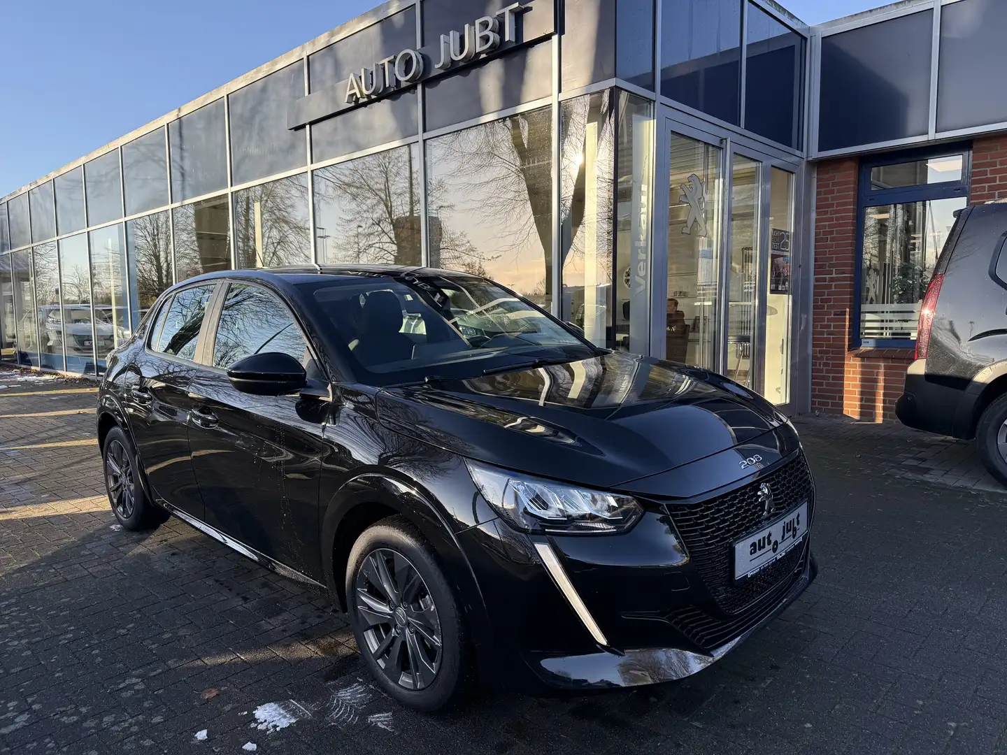 Peugeot 208 e- Active Pack Schwarz - 2