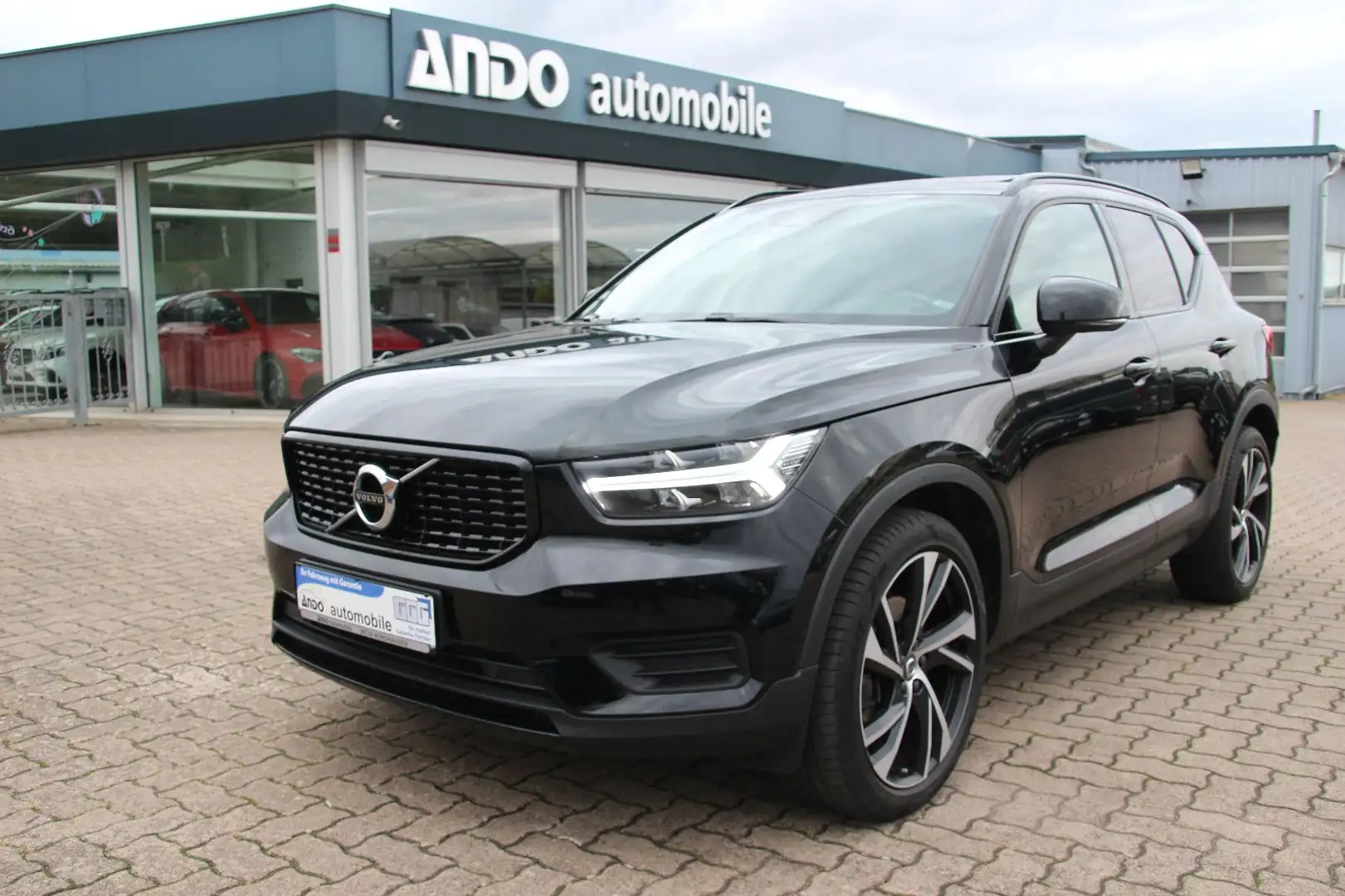 Volvo XC40 R-Design AWD LED/H&K/Kamera/Leder/CarPlay Schwarz - 1