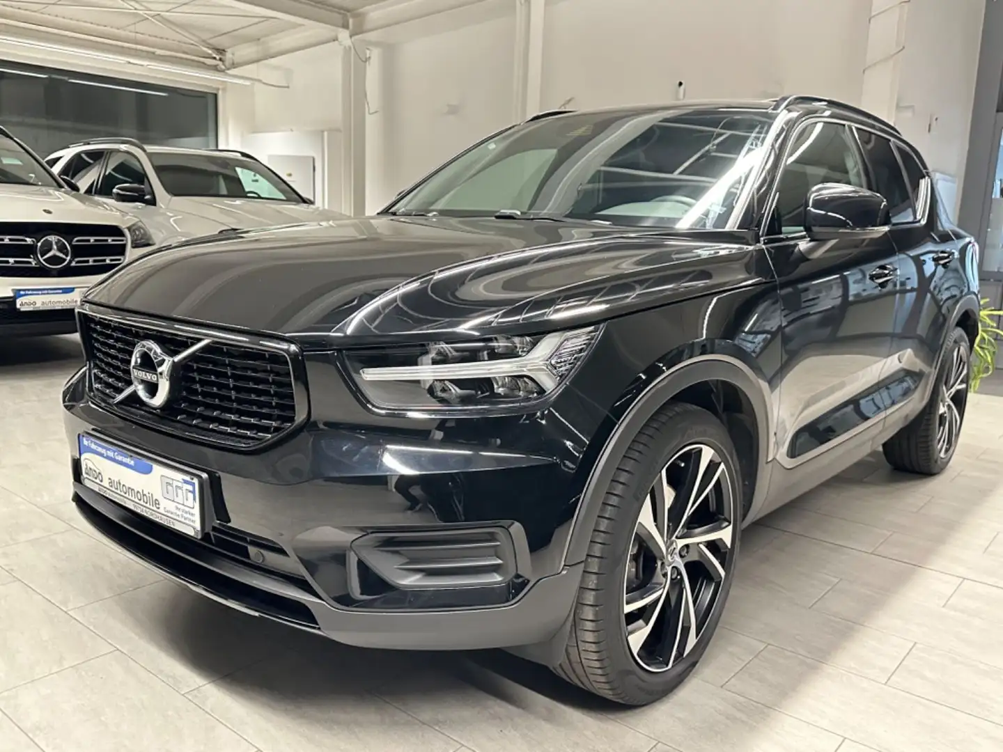 Volvo XC40 R-Design AWD LED/H&K/Kamera/Leder/CarPlay Schwarz - 1