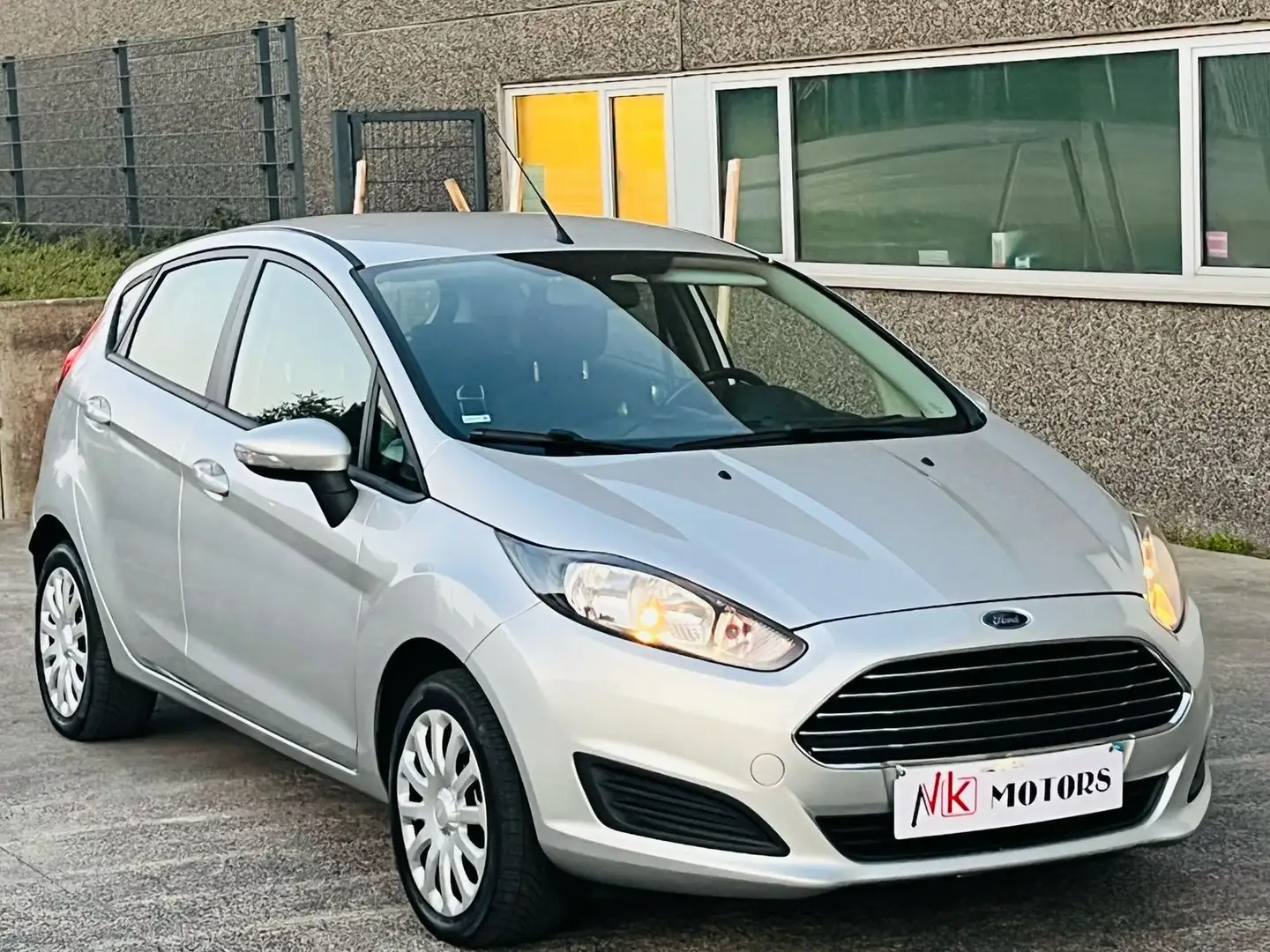 Ford Fiesta 1.3i ESSENCE Trend GARANTIE 12MOIS EURO5 Grijs - 1