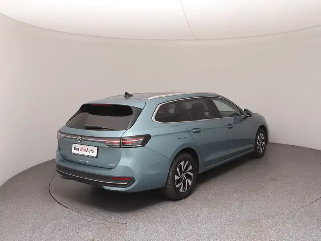 Volkswagen Passat view 4