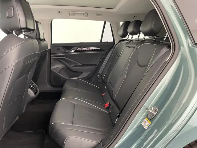 Volkswagen Passat view 11