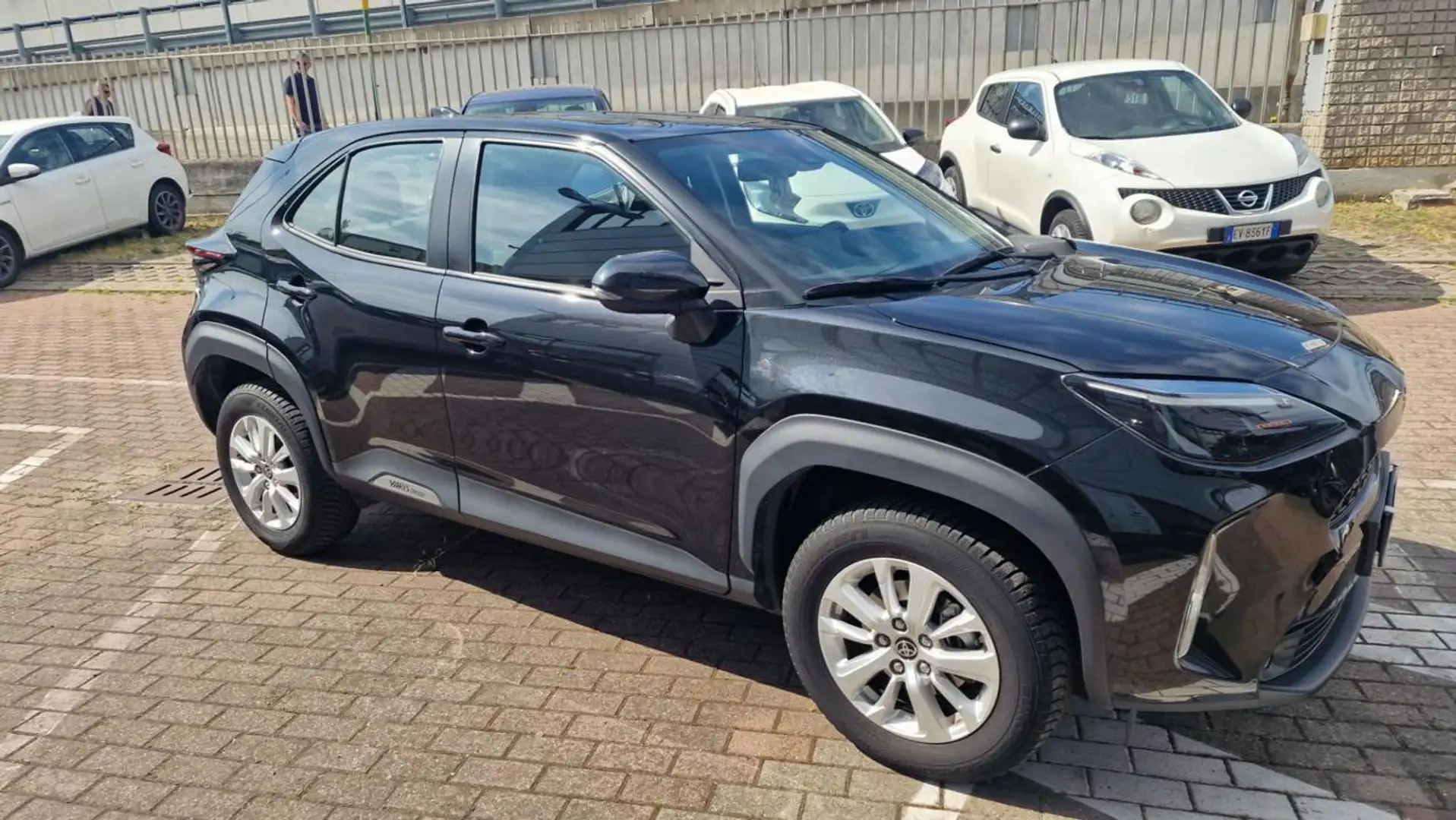 Toyota Yaris Cross 1.5 Hybrid 5p. E-CVT Business Gris - 2