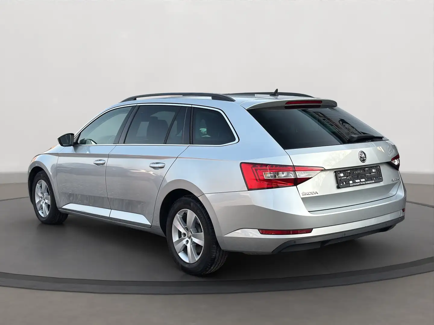 Skoda Superb Ambition Combi ACC Navi Sitzheizung MwSt 1.Hand Argent - 2