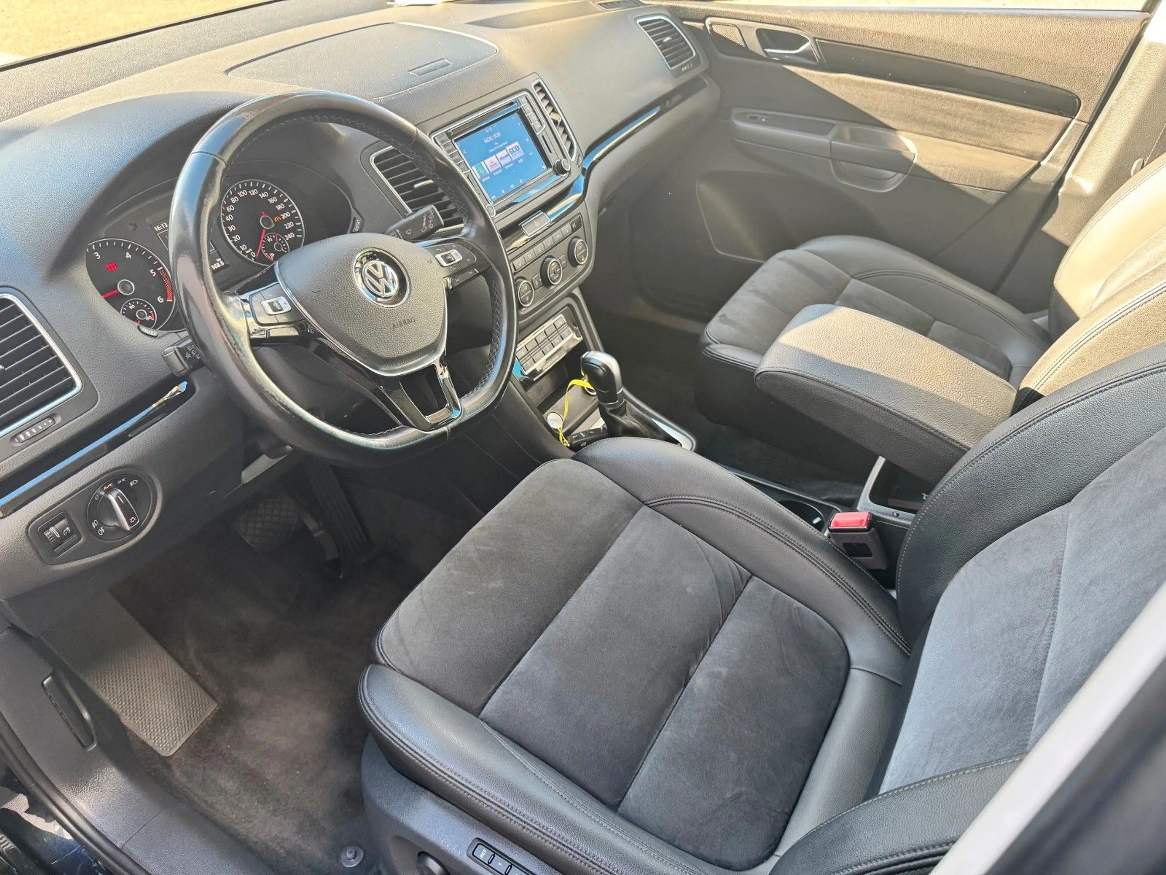 Volkswagen Sharan 2.0 TDI SCR 135kW DSG 4MOT BMT Highline — photo 11