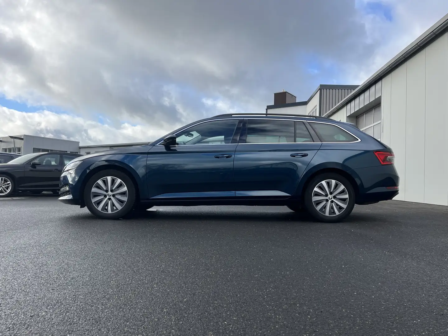 Skoda Superb Combi 2.0 TDI DSG Ambition 156€ m. 20% Anzahlung Blau - 2