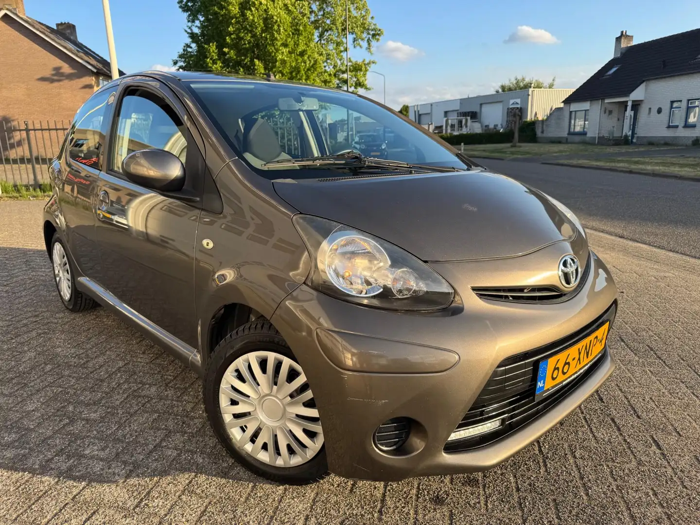 Toyota Aygo 1.0 VVT-i Aspiration AIRCO, LED, 2e EIGENAAR Bruin - 2