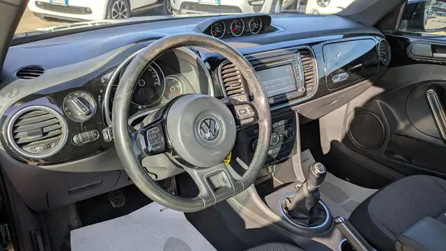 Volkswagen Beetle view 5