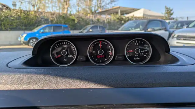 Volkswagen Beetle view 9
