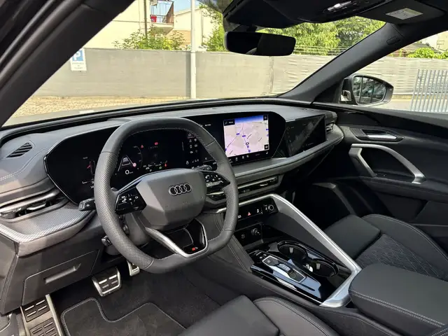 Audi Q5 view 11